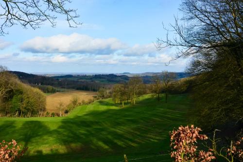 a view of the green on a golf course at Hedone - Overnachting met wellness in Heuvelland