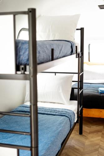 a group of bunk beds in a room at Corduroy Lodge in Pinetop-Lakeside