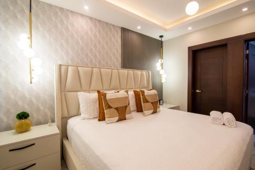 a bedroom with a large white bed with pillows at Exclusivo apartamento - Soha Suites II-B9 - 2 BR in Rincón Largo