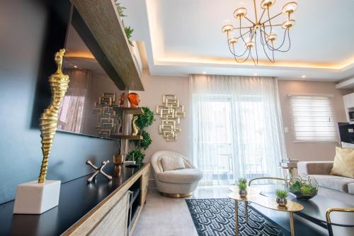 a living room with a chandelier and a table at Exclusivo apartamento - Soha Suites II-B9 - 2 BR in Rincón Largo