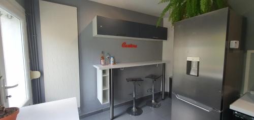 Televisyen dan/atau pusat hiburan di Maison Calme Terrasse et Jardin Vue Forêt