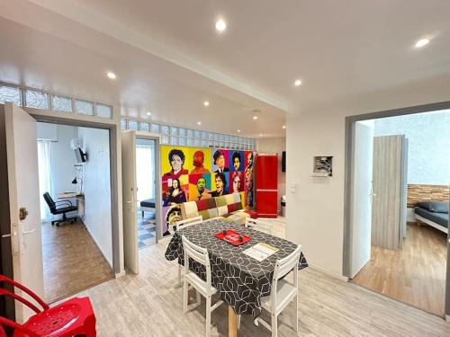 un salon avec une table et un canapé dans l'établissement Appartement avec 4 chambres doubles - Proche de la Mer, des Transports et de la Promenade des Anglais, à Nice