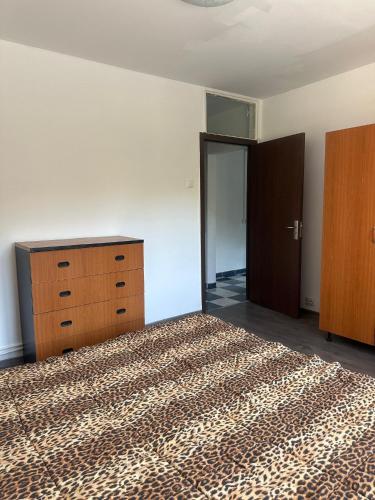 parc sebastian في بوخارست: غرفة نوم فارغة مع سرير وخزانة