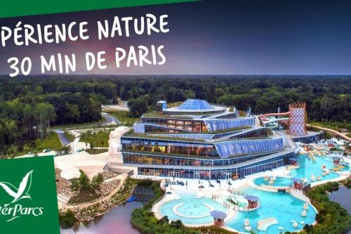 un complexe avec une piscine et un parc aquatique dans l'établissement Green home Paris Disneyland, à Chalifert