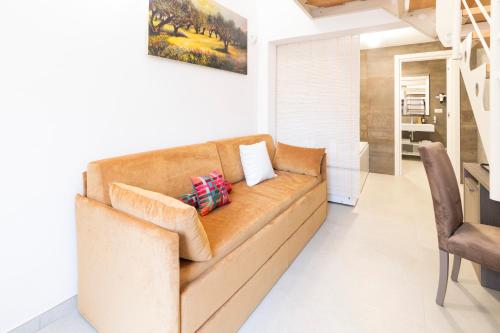 Una sala de estar con un sofá marrón y una mesa. en Vie Del Salento, en San Pancrazio Salentino
