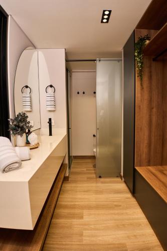 a bathroom with a sink and a toilet at HYPE STATES Cali in El Peñón