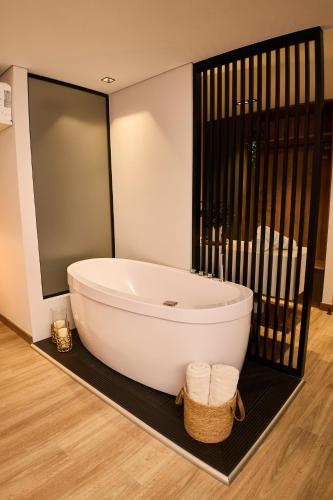a bathroom with a large white tub in a room at HYPE STATES Cali in El Peñón