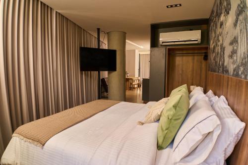 a bedroom with a large bed with a flat screen tv at HYPE STATES Cali in El Peñón