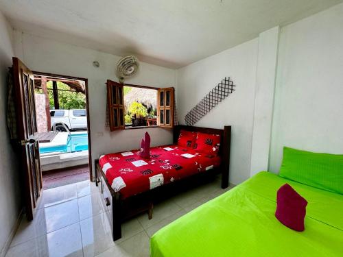 a bedroom with a bed and a window with a car outside at Hostal Nibuni Palomino in Palomino