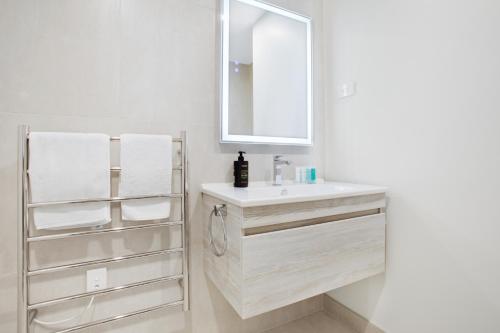 Φωτογραφία από το άλμπουμ του Augustus Harmony Apartment with Parking - Air-con στο Ώκλαντ