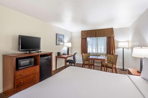 TV a/nebo společenská místnost v ubytování Best Western Capital City Inn