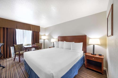 Postel nebo postele na pokoji v ubytování Best Western Capital City Inn