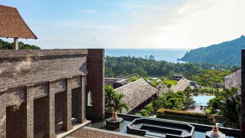 芭东海滩Avista Hideaway Phuket Patong - MGallery的享有建筑的空中海景