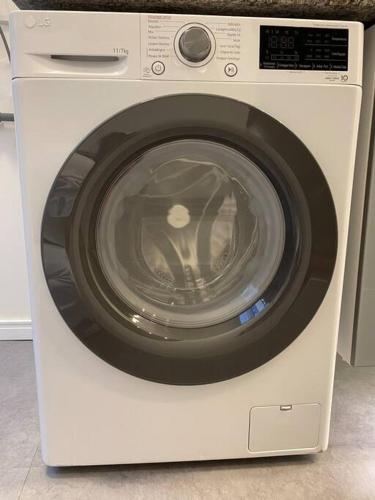a white washing machine sitting in a kitchen at 103 Para quem procura mobilidade e aconchego em Porto Alegre! in Porto Alegre