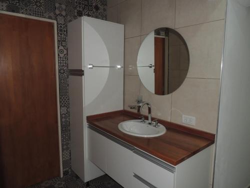 a bathroom with a sink and a mirror at El Refugio de Salvador in Paraná