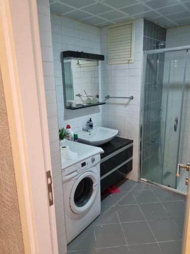 Ένα μπάνιο στο Bahcesehir Rent House