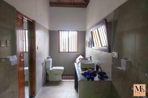 un baño con lavabo e inodoro en Emel's Retreat, en Dikbodda