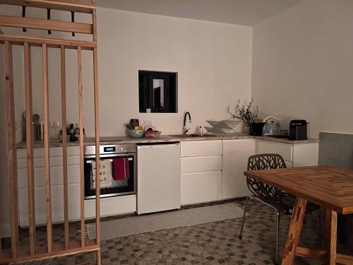 Küche/Küchenzeile in der Unterkunft As Casinhas da Madeira - Cosy Stone Cottage in a subtropical garden