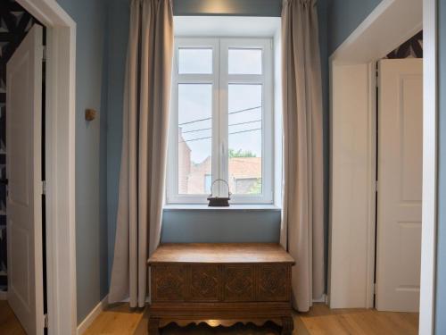 a window in a hallway with a bench under it at Achter de Hegge in Riemst