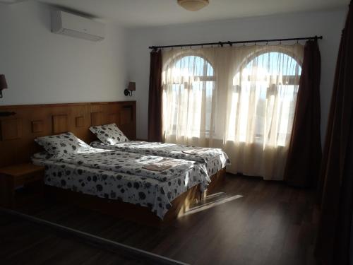 een slaapkamer met 2 bedden en een raam bij Cloudbase Guesthouse in Sopot