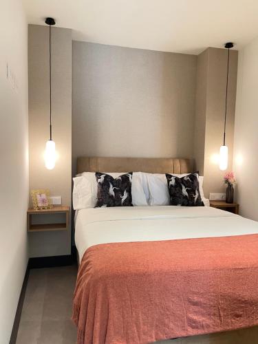 um quarto com uma cama grande com dois travesseiros em Picasso City Centre 1D em Málaga