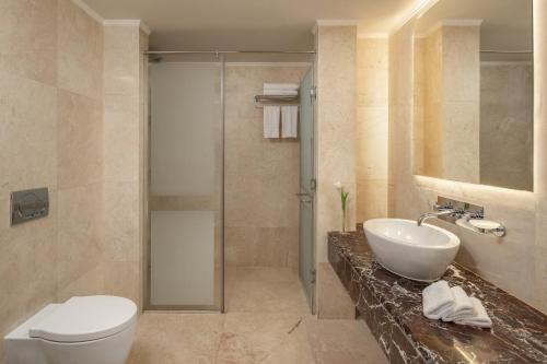 Salle de bains dans l'établissement Carlton Al Moaibed Hotel