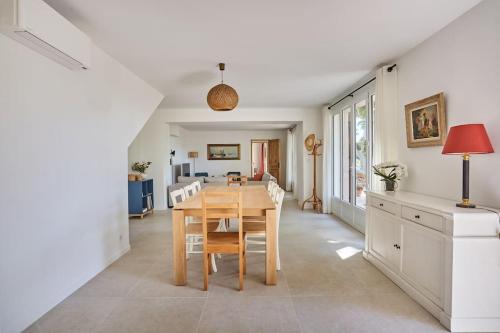 une cuisine et une salle à manger avec une table et des chaises dans l'établissement Le Bastidon, Aix en Pce proche centre, climatisé, 4 chambres, à Aix-en-Provence