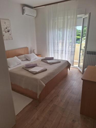 Ένα ή περισσότερα κρεβάτια σε δωμάτιο στο Apartments and rooms with parking space Palit, Rab - 22221