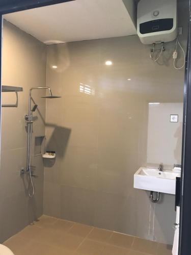 a bathroom with a shower and a sink at Pohon Purba Resort & Restaurant in Labuan Lombok