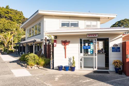 a building with a coffee shop on a street at Averill Court Motel in Paihia