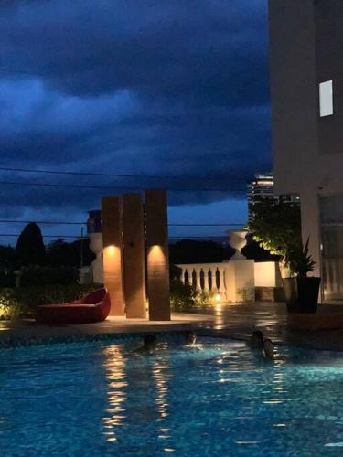 Bazén v ubytování Yhanjhie Staycation Spot -All you need is here nebo v jeho okolí
