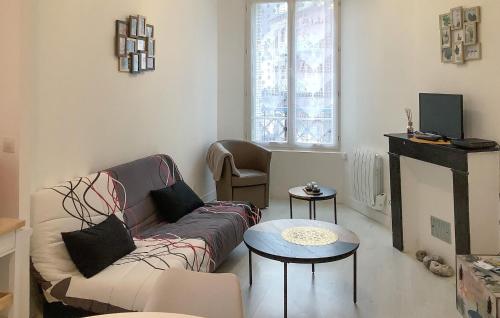 Televízia a/alebo spoločenská miestnosť v ubytovaní Cozy Apartment In Mers-Les-Bains