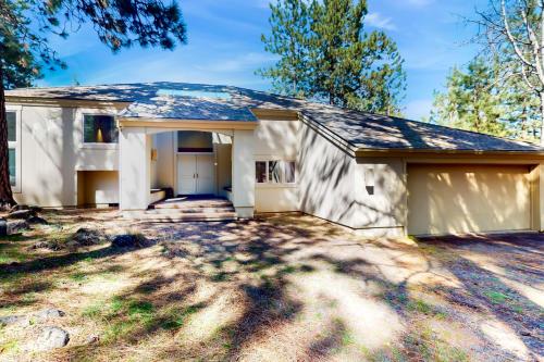 ein kleines weißes Haus mit Garage in der Unterkunft Meadow's Edge in Black Butte Ranch