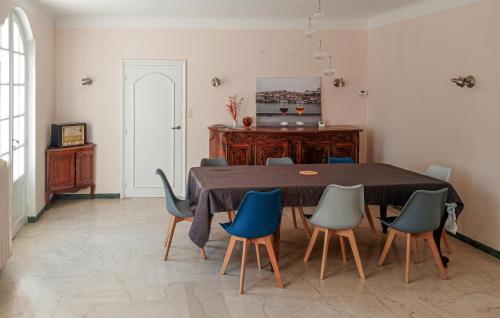 une salle à manger avec une table et des chaises bleues dans l'établissement 4 Bedroom Beautiful Home In Chamaret, à Chamaret