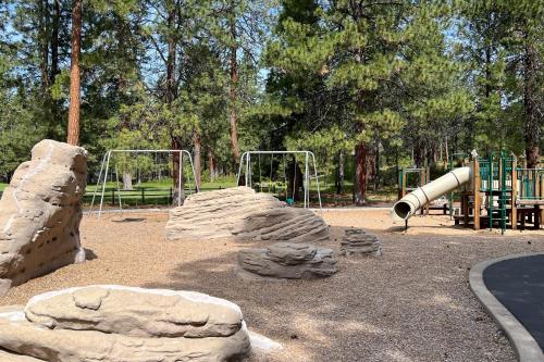 Ein Kinderspielbereich in der Unterkunft Meadow's Edge
