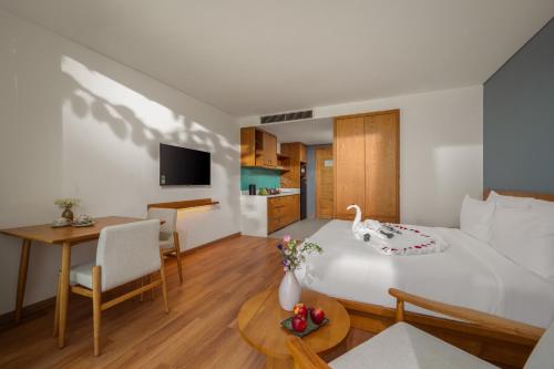 Vernal Hotel & Apartment Da Nangにあるテレビまたはエンターテインメントセンター