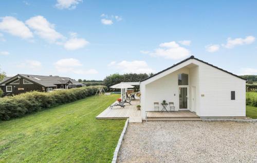 una casa blanca con un porche y un patio en Cozy Home In Haderslev With Wifi, en Haderslev