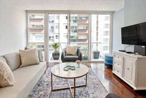 a living room with a couch and a coffee table at Formidable appartment 3bed/2bath in Mexico City