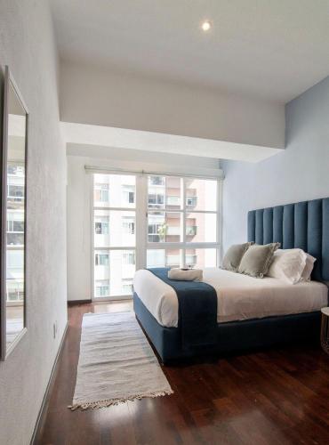 a bedroom with a large bed and a large window at Formidable appartment 3bed/2bath in Mexico City