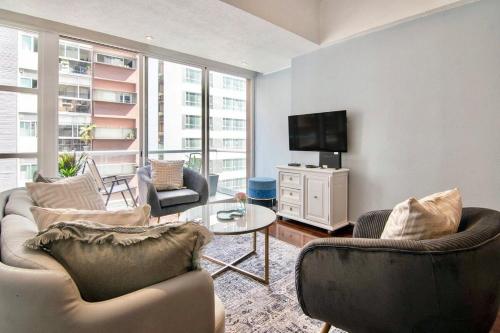 a living room with two couches and a tv at Formidable appartment 3bed/2bath in Mexico City
