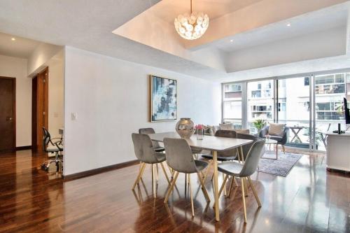 a dining room with a table and chairs at Formidable appartment 3bed/2bath in Mexico City