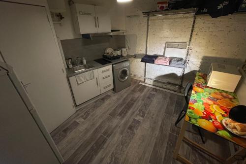 Cette petite chambre comprend une cuisine et un lit. dans l'établissement Love room Paris, à Paris