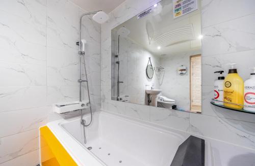 Koupelna v ubytování Soop Hotel