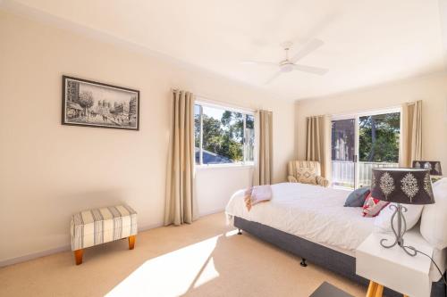 Ένα ή περισσότερα κρεβάτια σε δωμάτιο στο 24 Irawari Crescent - pool, air con, pet friendly, boat parking