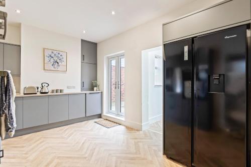 Η κουζίνα ή μικρή κουζίνα στο Stylish House - Sleeps 7 - Free Parking, Fast WiFi and Smart TV - Contractors, Groups and Long Stays Welcome by Yoko Property