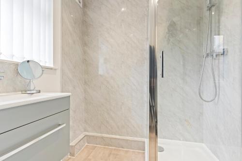 Ένα μπάνιο στο Stylish House - Sleeps 7 - Free Parking, Fast WiFi and Smart TV - Contractors, Groups and Long Stays Welcome by Yoko Property