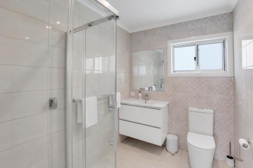 a bathroom with a shower and a toilet and a sink at Kilsby Sinkhole & Accommodation in Mount Schank