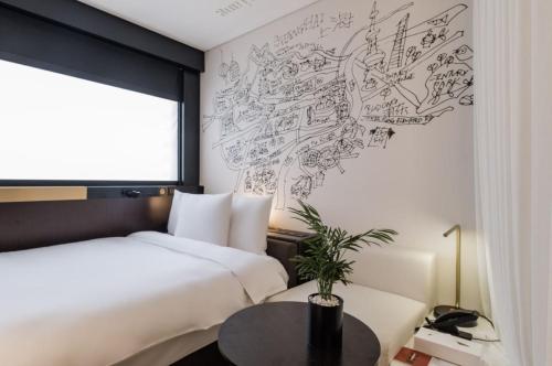 Postel nebo postele na pokoji v ubytování CitiGo Hotel Shanghai JingAn