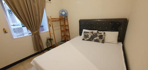 a bedroom with a bed and a window at Homestay Syariah Studio A50 Panjalu in Panjalu