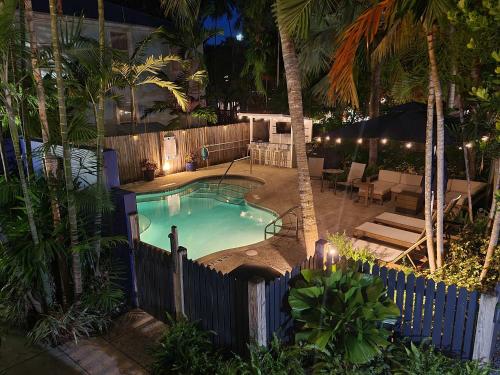 キーウェストにあるTwo Duval Street Suites w parking and poolの柵付きの庭のスイミングプール